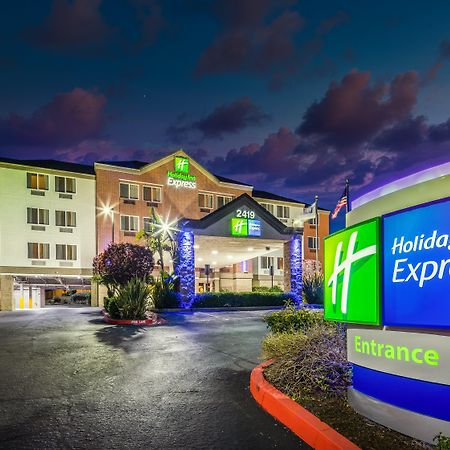 Holiday Inn Express Кастро-Валлі Екстер'єр фото